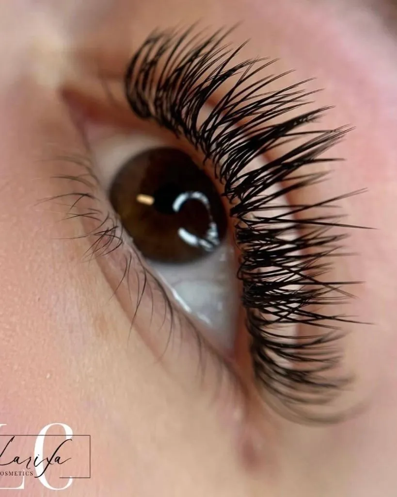 Wimpernverlängerung im Wet-Look-Stil