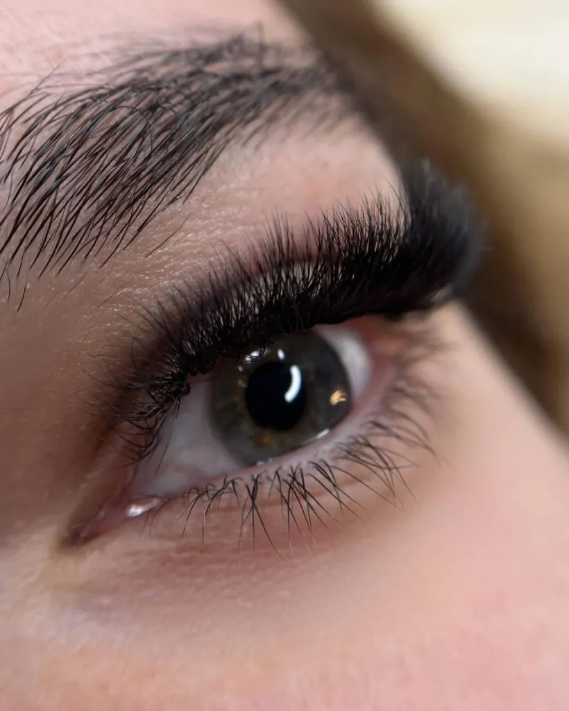 Wimpernverlängerung mit Volumentechnik