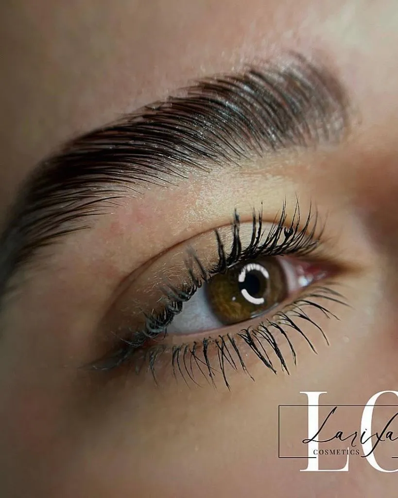 Nahaufnahme von nach oben gestylten Augenbrauen und geschwungenen Wimpern