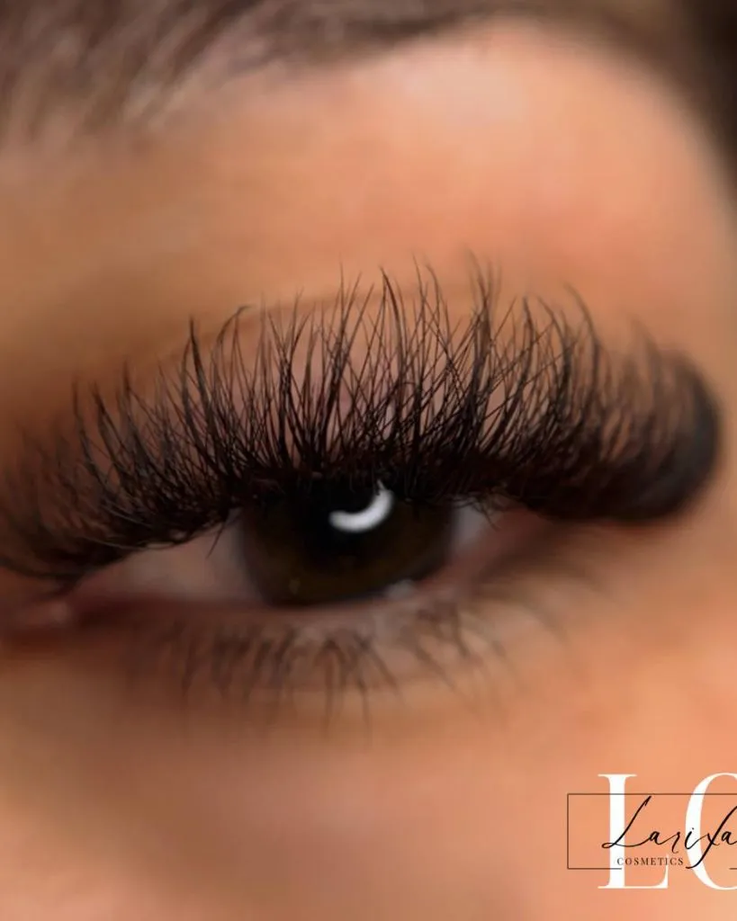 Wimpernverlängerung im Mega-Volume-Stil