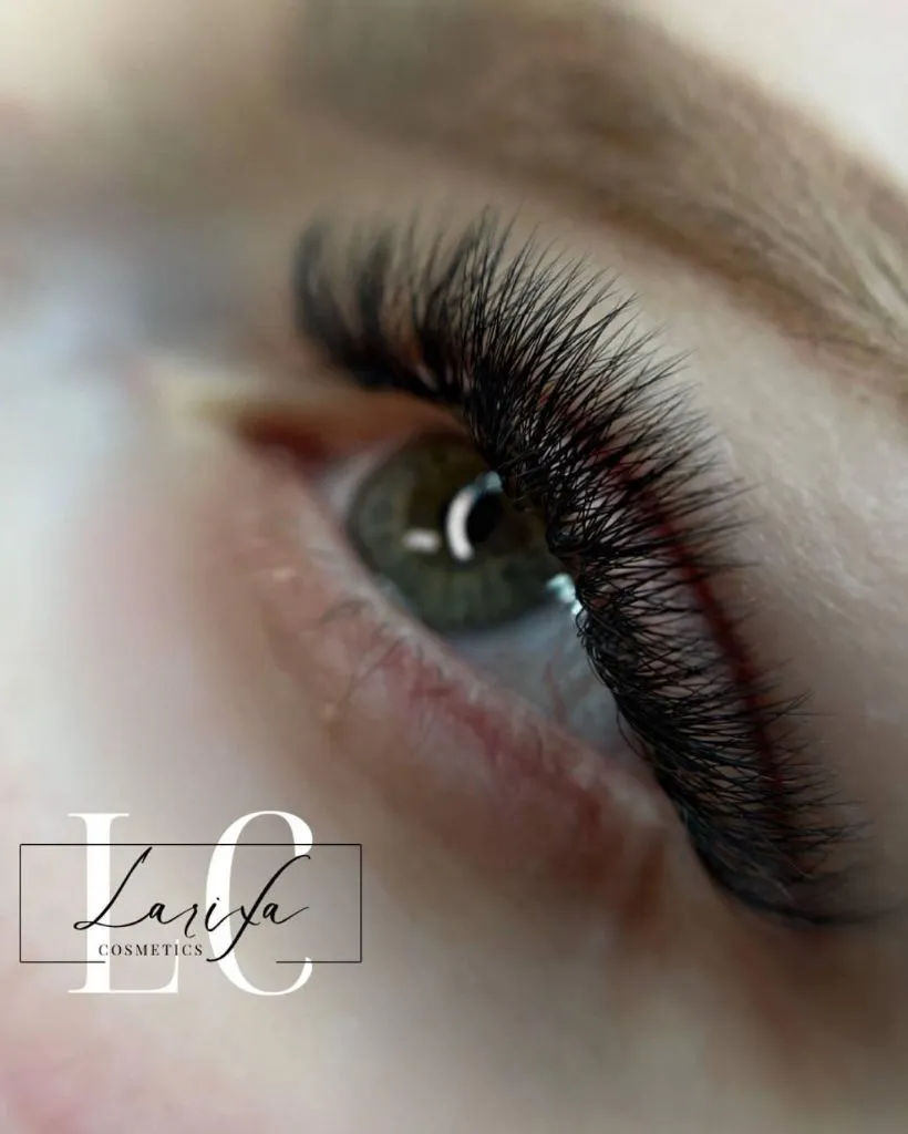 Wimpernverlängerung im Wispy-Volume-Stil