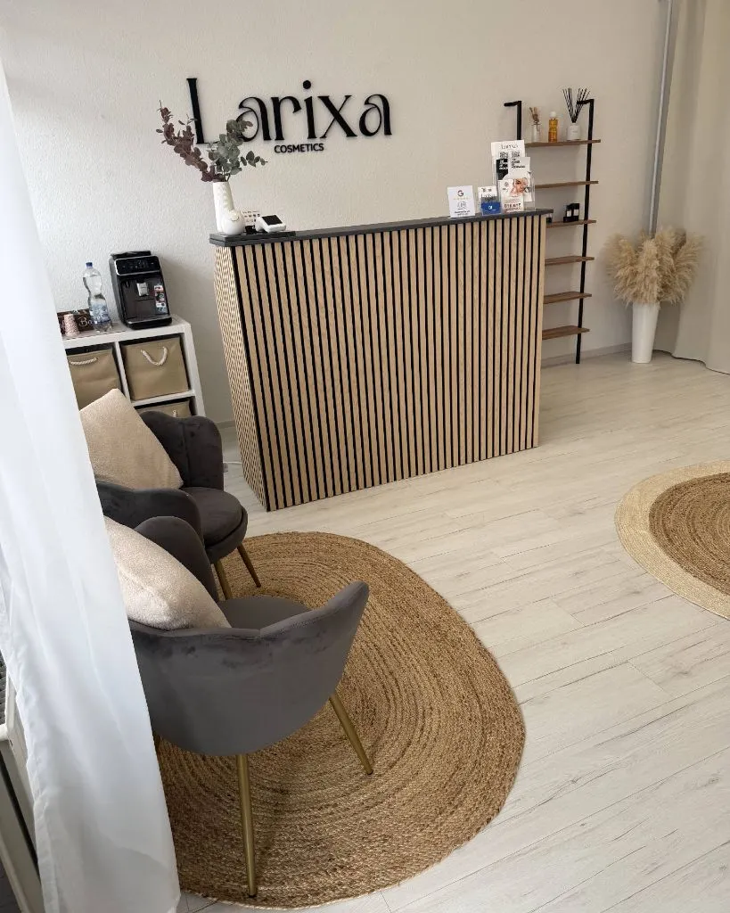 Empfangsbereich mit Tresen und Sitzgelegenheiten im Larixa Kosmetikstudio in Ketsch