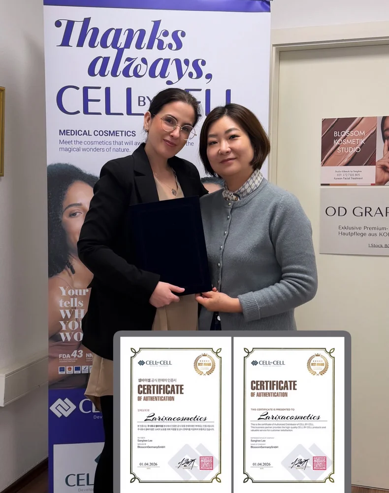 Christina Peters mit der koreanischen Fachexpertin Frau Shanghee Lee und den Zertifikaten von Cell by Cell